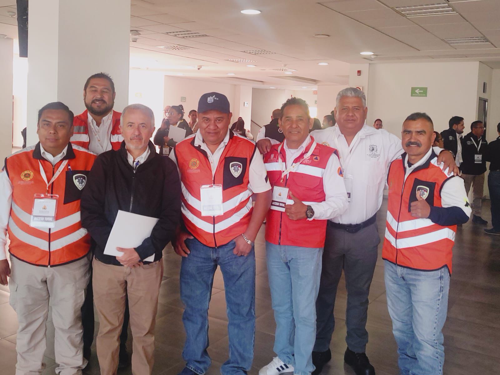 Fotografía de la comitiva que asistió a la reunión